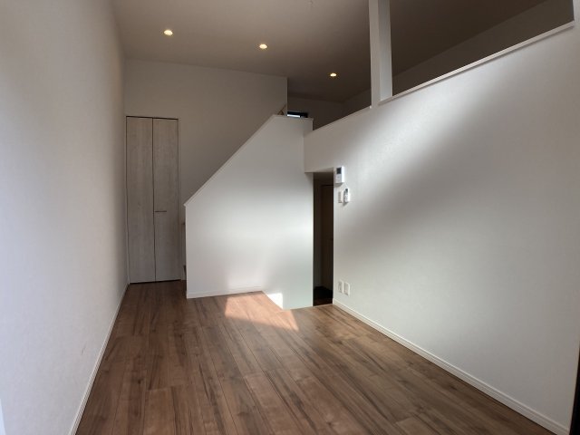 居室・リビング　※別号室の写真です。現況優先となります。