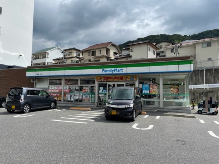 コンビニ　ファミリーマート中野東一丁目店（コンビニ）まで698m
