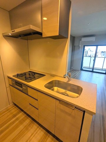 キッチン　グリル付ガス3口システムカウンターキッチン、瀟洒でお手入れ楽