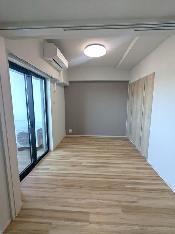 その他共有部分　5帖洋室、エアコン・照明・クローゼット付、バルコニーに面した