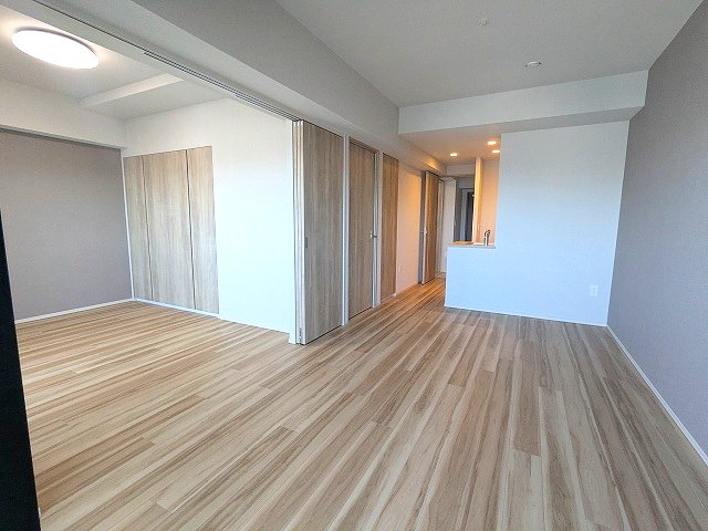 居室・リビング　インターネット無料、角部屋、リビングと各洋室にエアコン付