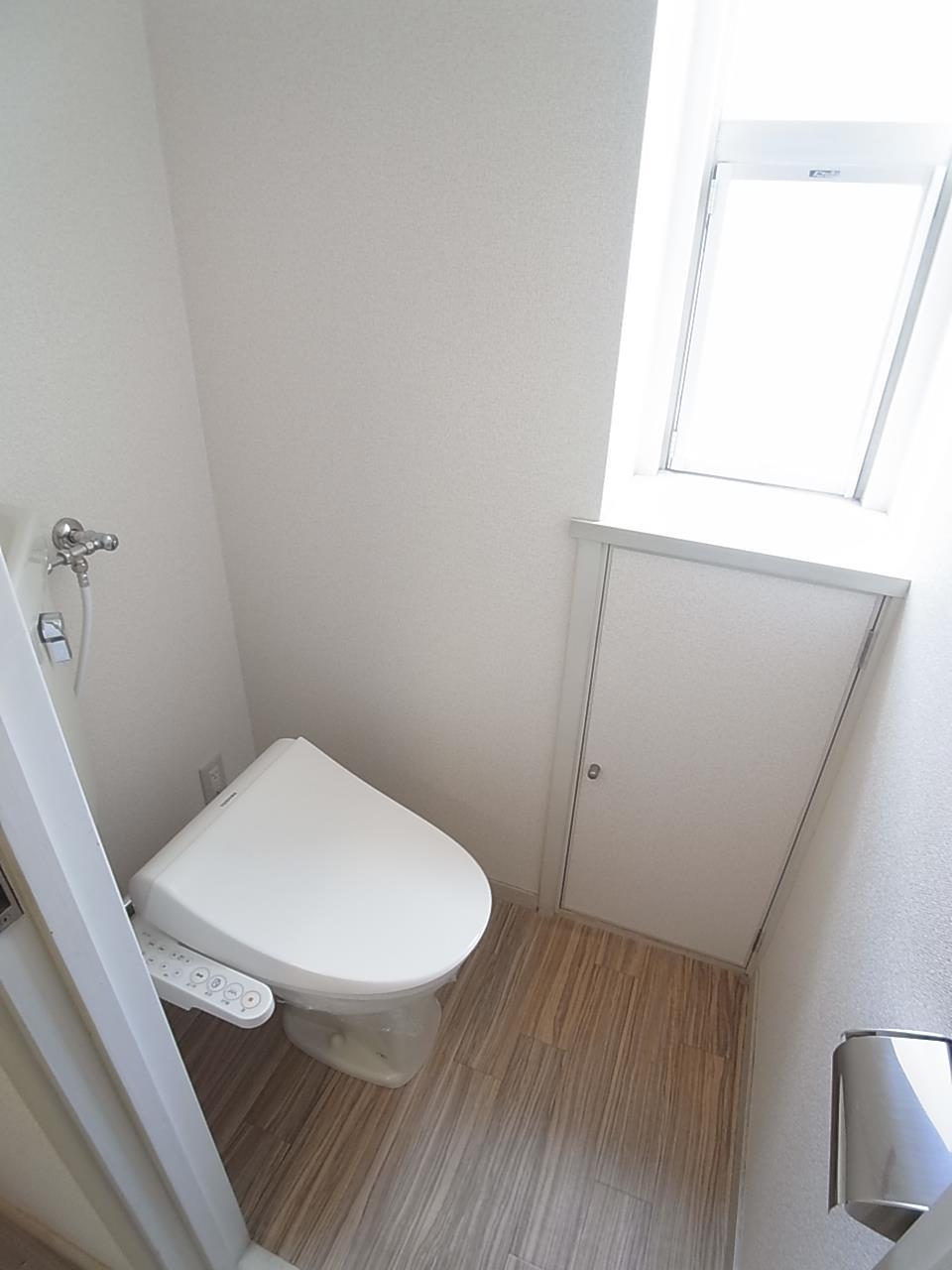 トイレ　温水洗浄便座付きのトイレ。窓もあります。