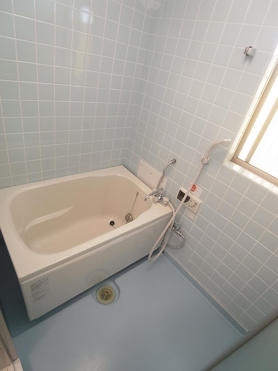 バス・シャワールーム　追い炊き付きのバスルーム。窓があるので換気もバッチリ。