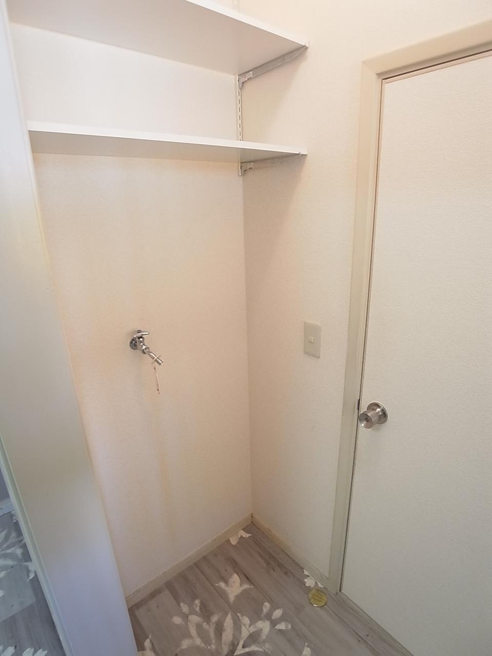 洗面設備　室内洗濯機置き場の上には棚があるので、収納に便利。