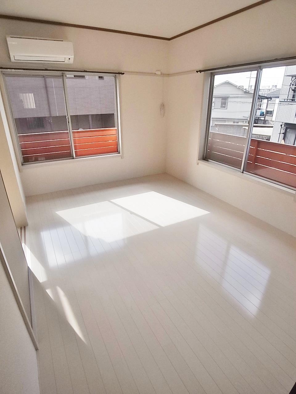 居室・リビング　二面採光で明るい洋室です。エアコン交換予定です。