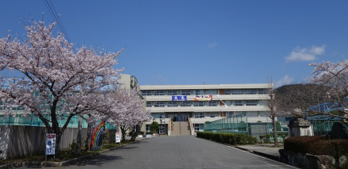 中学校　滝野中学校（中学校）まで1640m