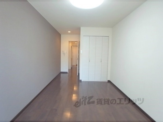 居室・リビング　アクセントクロスがお洒落