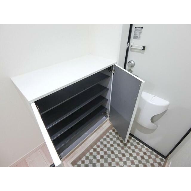 玄関　容量大きめのシューズボックスは棚の高さが調節可能！ブーツも置