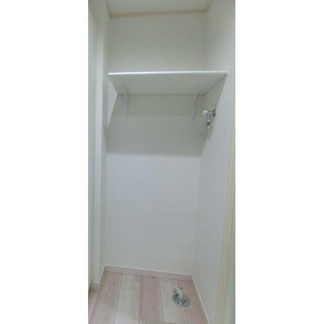 その他　室内洗濯機置き場は便利な棚付き！