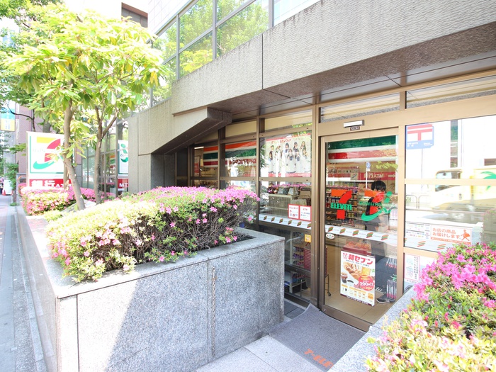 コンビニ　セブンイレブン（コンビニ）まで320m