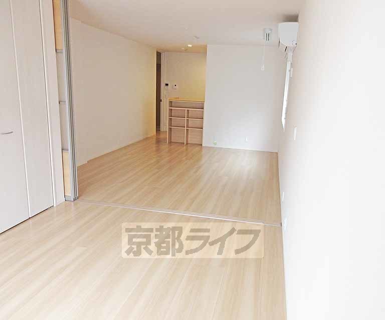 居室・リビング　奥行きのあるリビングです。