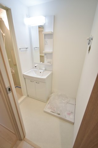 洗面設備　脱衣所には独立洗面台に洗濯機置き場もあります
