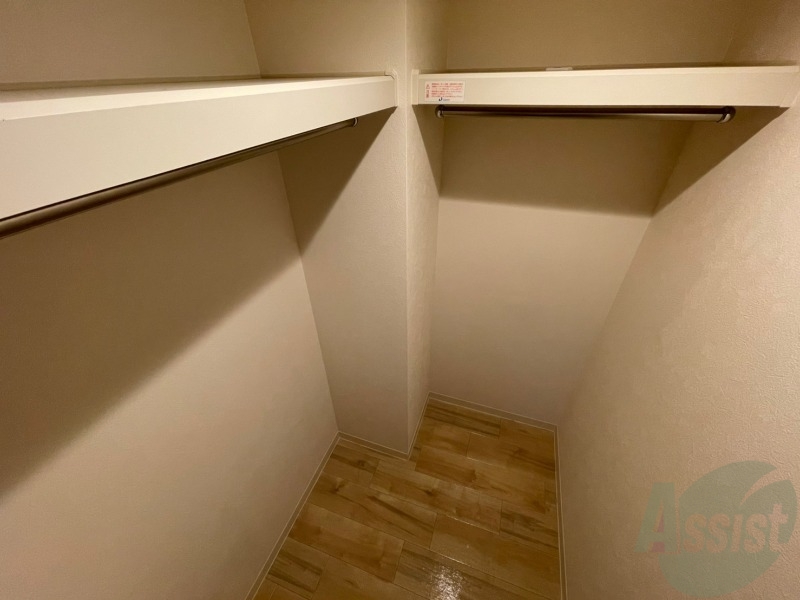 収納　こちらの収納にはハンガーをかけて服もしまえますね。