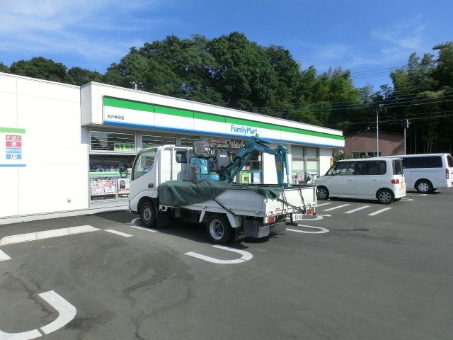 コンビニ　ファミリーマート（コンビニ）まで560m