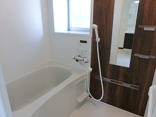 バス・シャワールーム　窓のある明るいバスルーム　※前回募集時