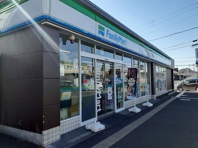 コンビニ　ファミリーマート（コンビニ）まで600m