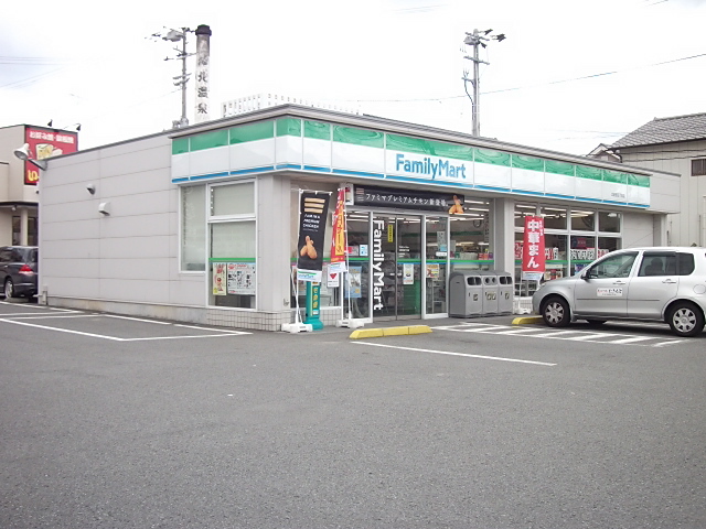コンビニ　ファミリーマート（コンビニ）まで300m