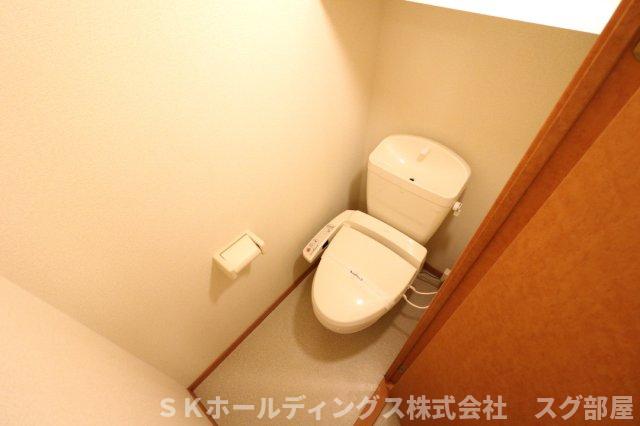 トイレ　快適な温水洗浄便座付きトイレになります。