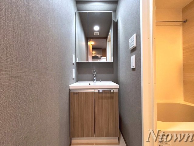 洗面設備　独立洗面台、朝の身支度には欠かせません