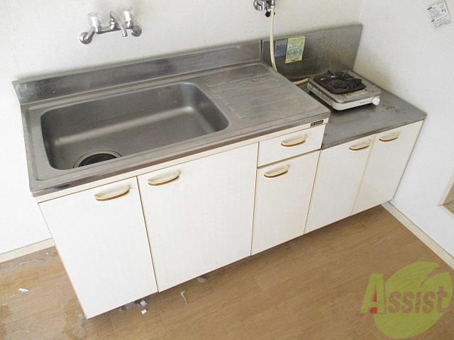 キッチン　ガスコンロは、２口コンロ置ける広さはありますね。料理できます