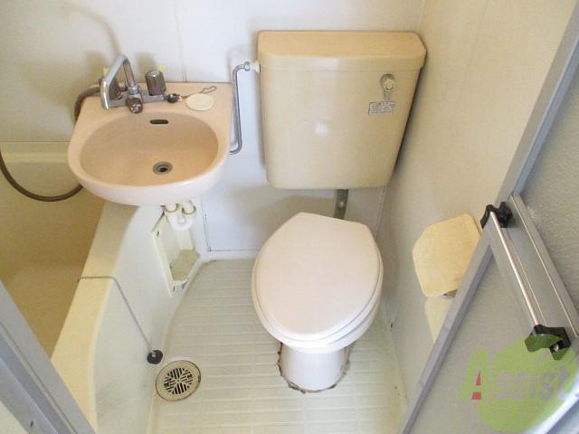 トイレ　からだが大き目の方には、ちょっと窮屈かもしれませんね。