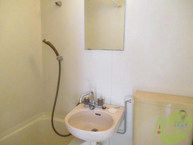 洗面設備　せめて鏡くらいは、ほしくないですか？。鏡ついてますよっ。。