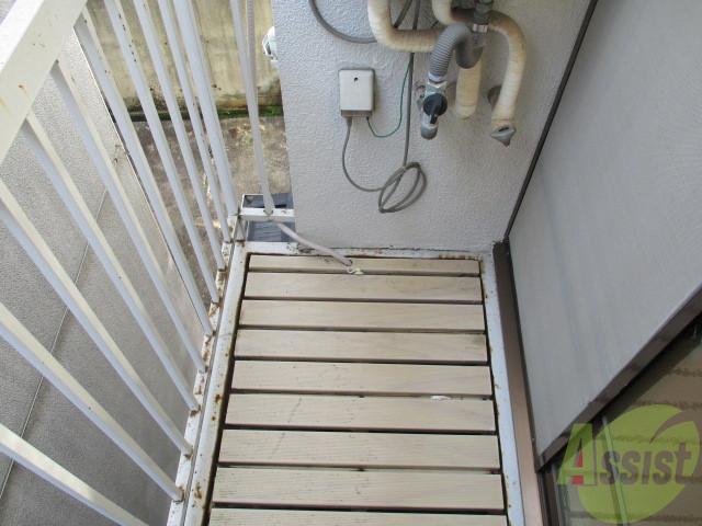 バルコニー　広いわけではありませんが、ちゃんとバルコニーもあります。