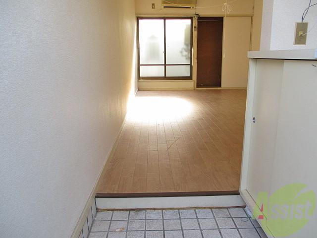 玄関　大荷物を持って帰ってこない限り狭さは感じないはずです。