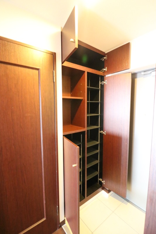 玄関　収納までついた大きな下駄箱です