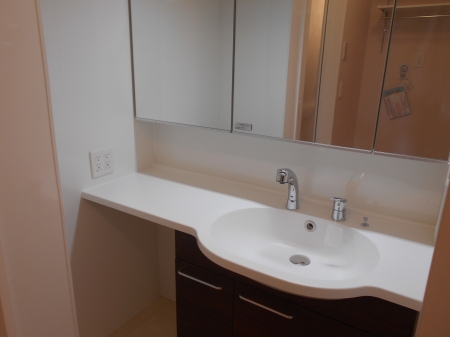 洗面設備　『ＭＡＹ・ＣＡＳＴＬＥ』反転イメージ