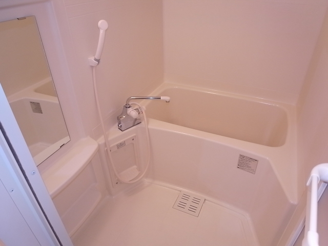 バス・シャワールーム　お風呂・トイレ別のセパレートです。