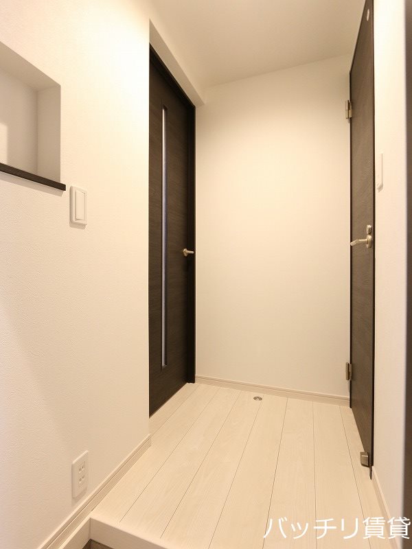 玄関　※実際はホワイトベースのお部屋です。同型タイプの為、現状を優