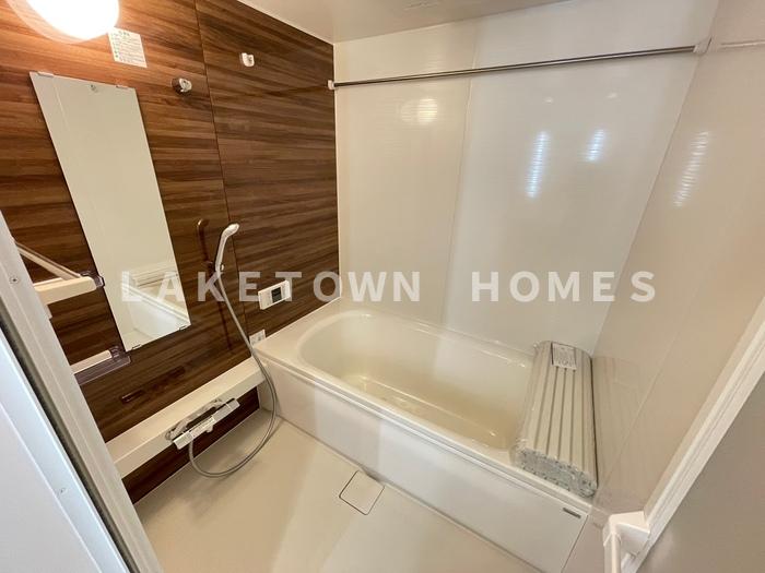 バス・シャワールーム　追い焚き・浴室乾燥機能付の浴室です。