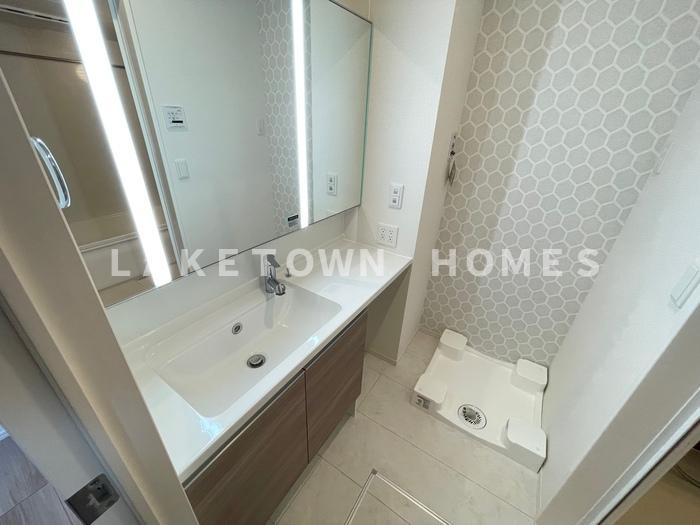 洗面設備　三面鏡の洗髪洗面化粧台です。