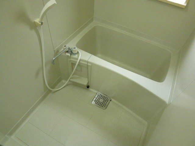 バス・シャワールーム　広めの浴室です。