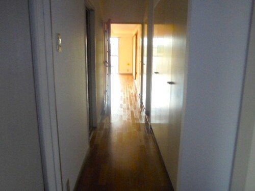 玄関　共有部からの室内　※同タイプ別部屋2025.12撮影