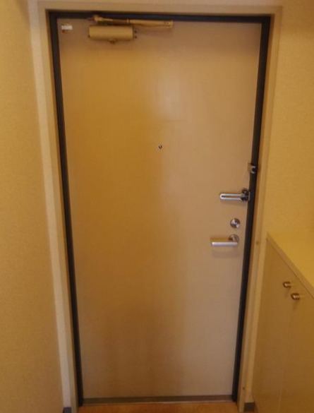 玄関　別部屋の写真を使用しております。