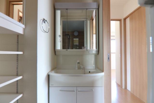 洗面設備　同建物内２階のお写真です。※現況優先