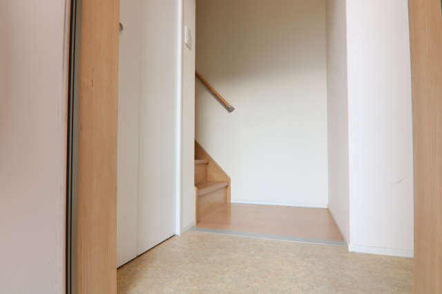 玄関　同建物内２階のお写真です。※現況優先