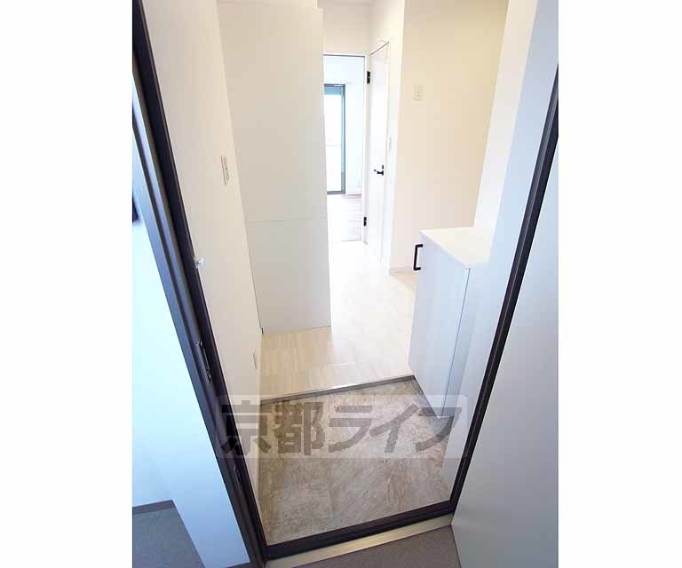 玄関　白を基調とした玄関です。