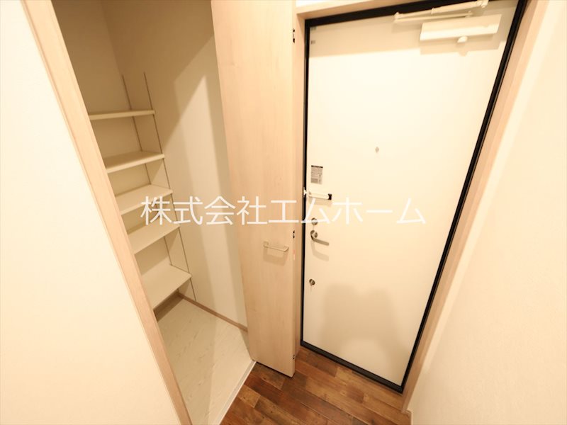 玄関　玄関　シューズインクローゼット付（収納充実してます）