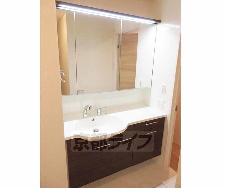 洗面設備　大きな洗面所です