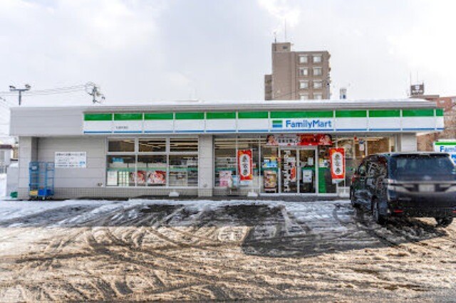 コンビニ　ファミリーマート札幌栄通店（コンビニ）まで381m