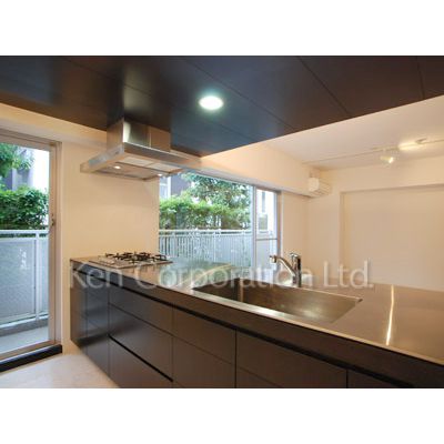 キッチン　同タイプ1階のお部屋を撮影。仕様が異なることがあります。