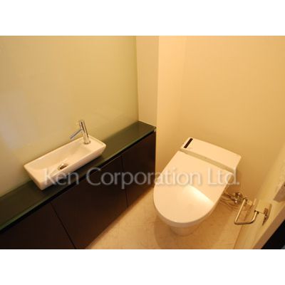 トイレ　同タイプ1階のお部屋を撮影。仕様が異なることがあります。