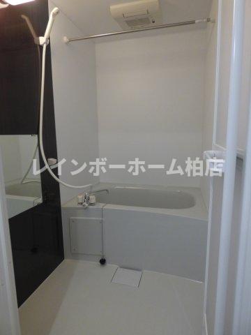 バス・シャワールーム　コンパクトで使いやすいお風呂です