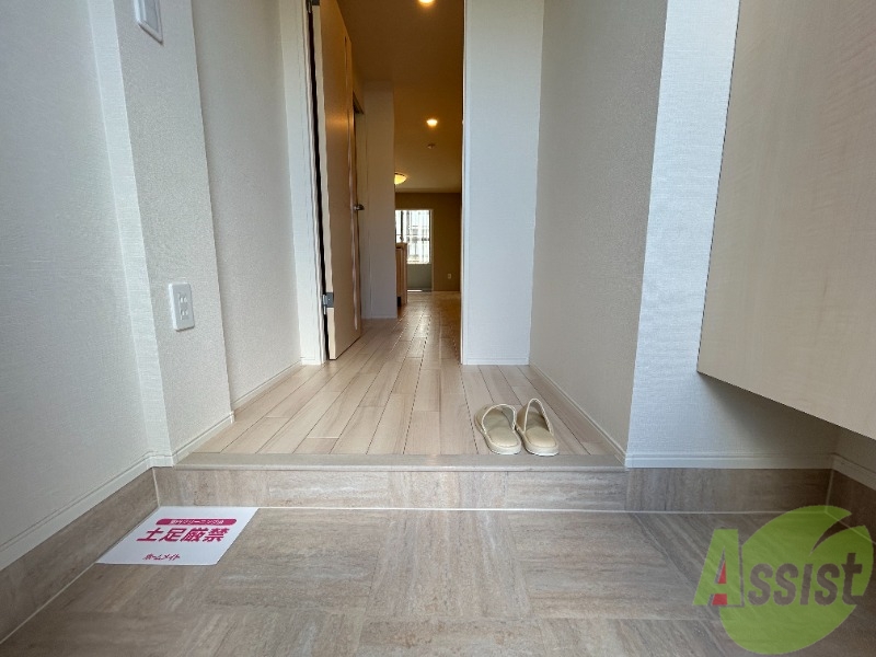 玄関　玄関は敷居が高くなく靴の着脱がしやすそうです。