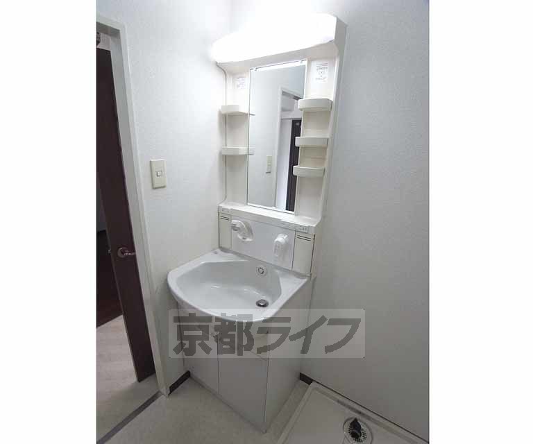 洗面設備　洗髪式なので朝の忙しい時に重宝しますね。