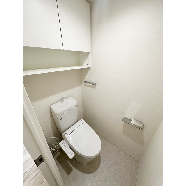 トイレ　温水洗浄便座。