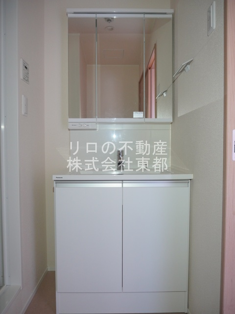 洗面設備　朝の忙しい時間帯にとても便利！収納豊富な独立洗面台設置済